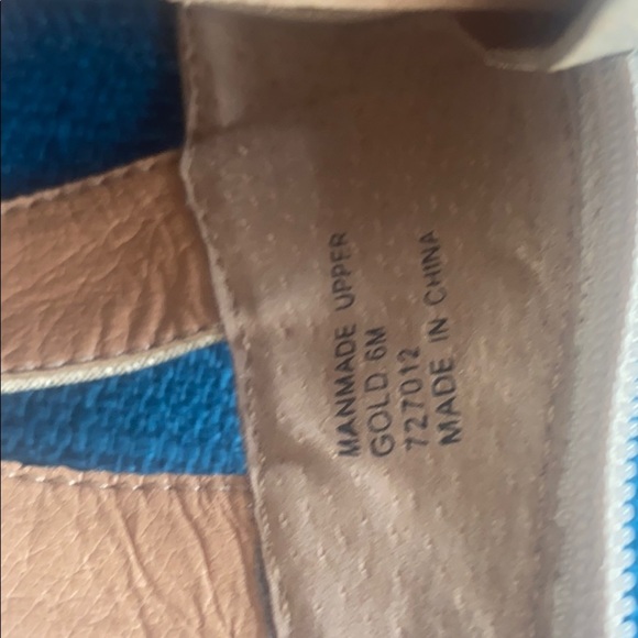 DRESS BARN women beautiful gold shimmer heels size 6M - Picture 8 of 11